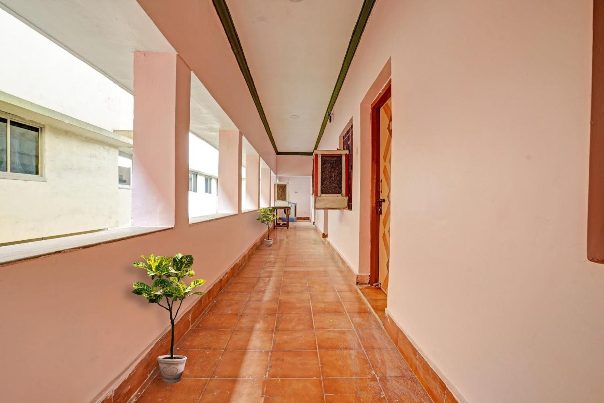 Hotel O B N Palace Rāipur Exteriör bild